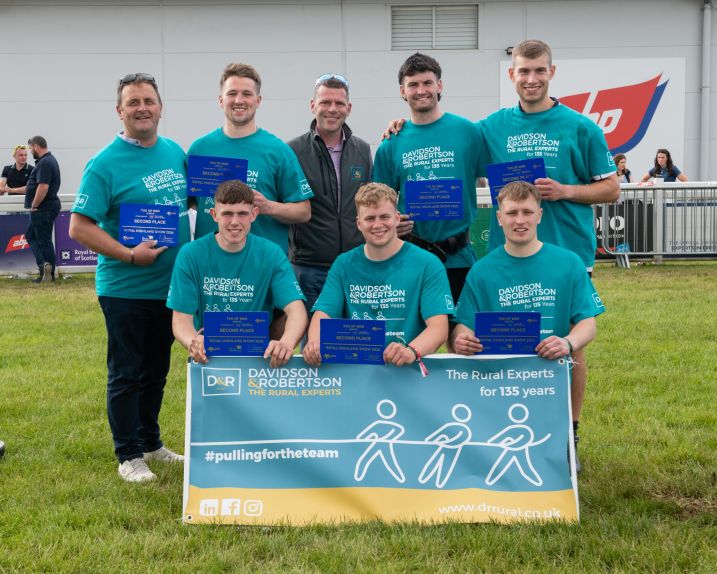 SAYFC Tug of War Lesmahagow YFC Gents 2nd with Niall Milner D&R Director.jpg